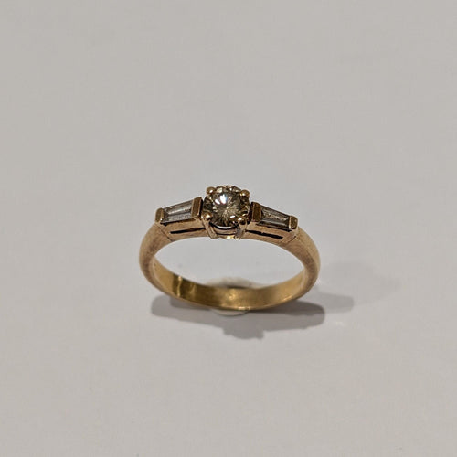 Bague 57 Bague de fiançailles or jaune, diamant cognac et diamants trapèzes 58 Facettes