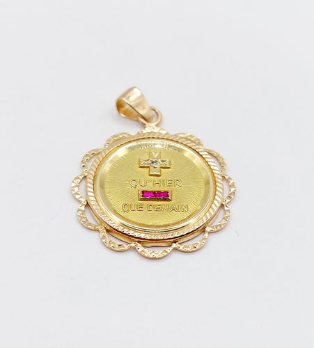 Pendentif RARE Pendentif AUGIS médaille d'amour 26 mm or rose 18k orné de rubis : "+ qu'hier - que demain" (circa 1970) 58 Facettes A05093