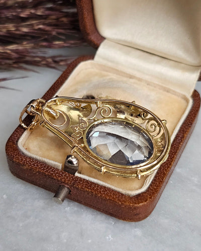 Neo-Victorian style pendant in 14-carat yellow gold and blue spinel 