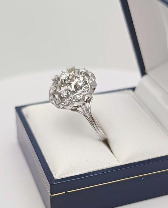 Vintage ring in platinum decorated with diamonds