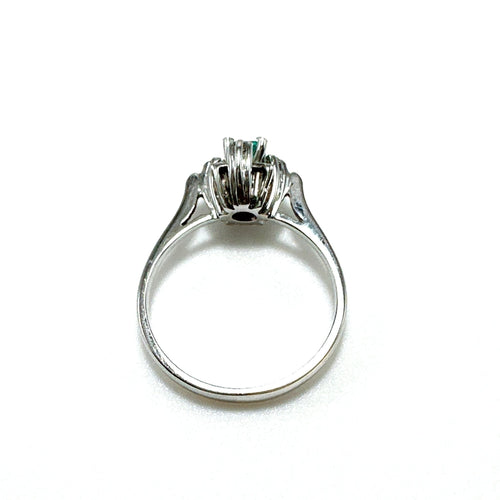 Bague 52 Bague en or blanc avec émeraude centrale et diamants 58 Facettes 50376