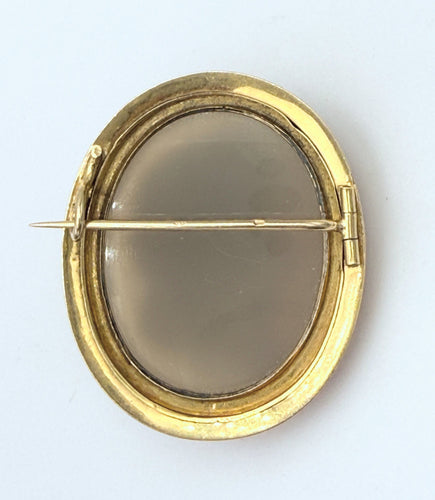 Broche Importante broche camée avec profil de jeune femme monté sur or jaune 18K 58 Facettes