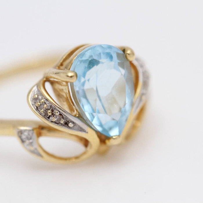 gouden ring met blauwe topaas en diamanten