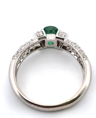 Bague 57 Bague en or blanc avec émeraude et diamants 58 Facettes