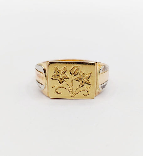Bague 55.5 Bague chevalière antique fleurs finement ciselées en trois ors 18k 58 Facettes A06432