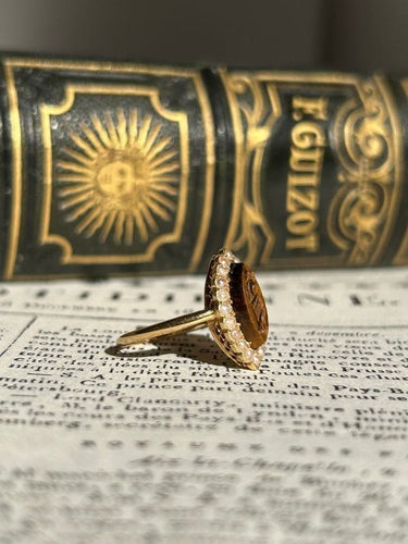 Bague 52 Bague ancienne en or jaune 18k œil de tigre et perles 58 Facettes