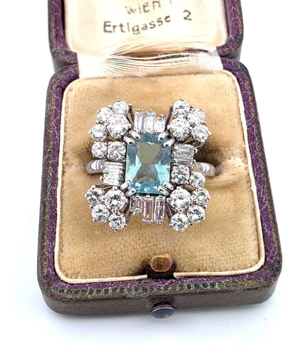 Bague 57 Bague vintage en or blanc avec une aigue-marine centrale et des diamants 58 Facettes