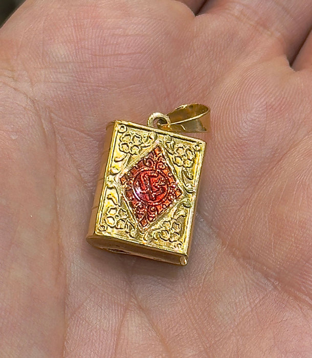 Religious pendant in yellow gold