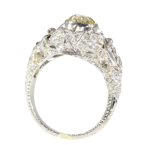 Bague 53 Bague édouardienne en platine avec diamant jaune fantaisie – Un écho dentelé à l'élégance des années 1920 58 Facettes 25115-0280