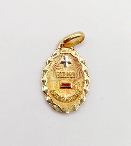 Pendentif AUGIS - Pendentif médaille d'amour or rose ornée de rubis : "+ qu'hier - que demain" (circa 1970) 58 Facettes A06343