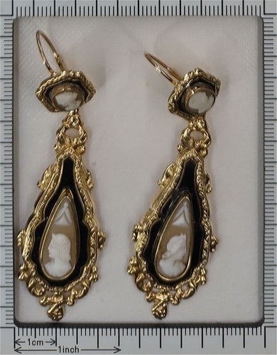 Boucles d'oreilles Boucles d'oreilles camées victoriennes du XIXe siècle – Mythologie et féminité en or 58 Facettes 24278-0417