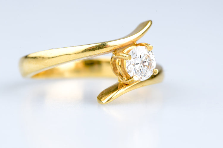 Bague 56 Bague solitaire en or jaune, diamant rond brillant 0,50 ct 58 Facettes 312169-107