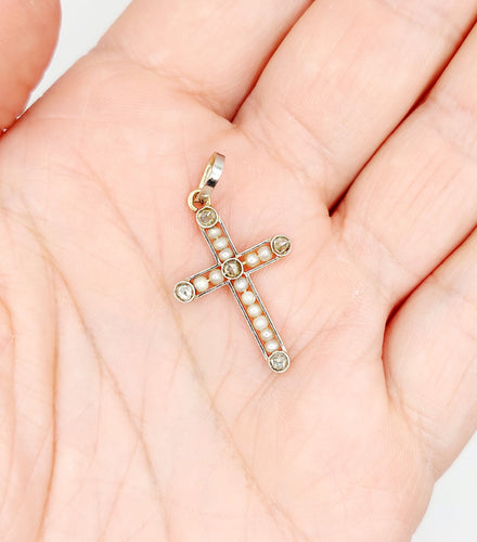 Pendentif Pendentif croix Art Déco or, diamant taille ancienne, diamant taille roses et perles (circa 1920) 58 Facettes A05200