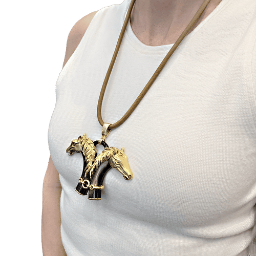 Pendentif Pendentif FRED double tête de cheval en or jaune et corne. 58 Facettes 34724