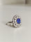 Bague 57 Bague Marguerite en or blanc, saphir et diamants 58 Facettes