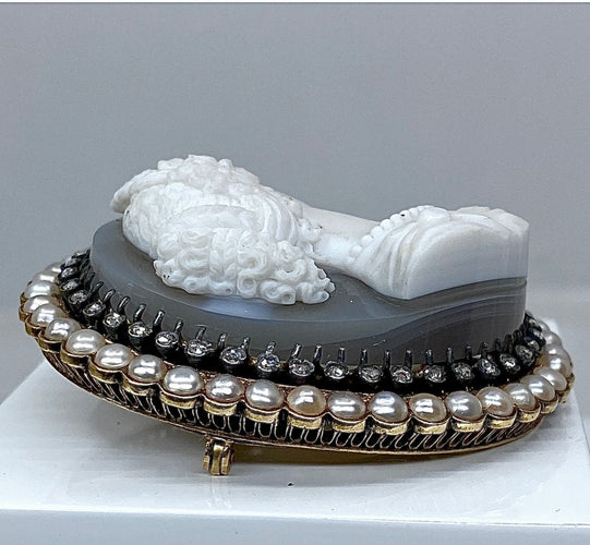 Broche Exceptionnelle broche en or jaune camée sur agate représentant Caroline Murat 19e 58 Facettes AB472
