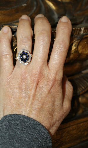 Bague 54 Bague Fleur or jaune, diamants, saphirs 58 Facettes 595