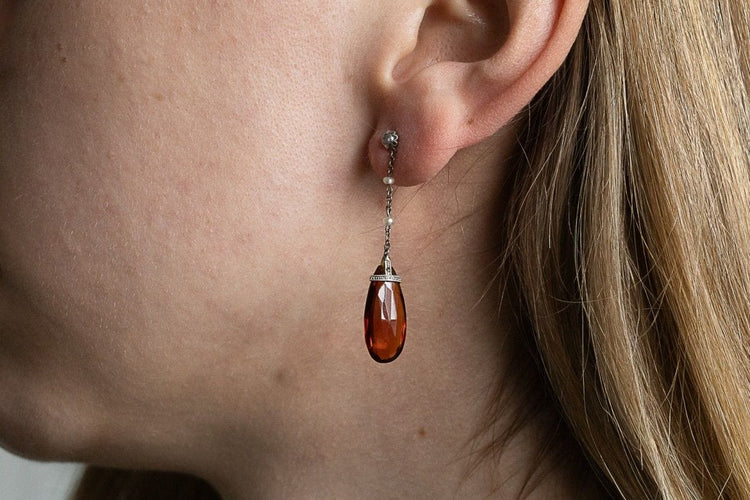 带有两颗切割黄水晶、钻石和珍珠的耳环。 