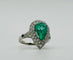 Bague Bague en platine avec une émeraude naturelle taille poire, entourée de diamants. 58 Facettes 50159