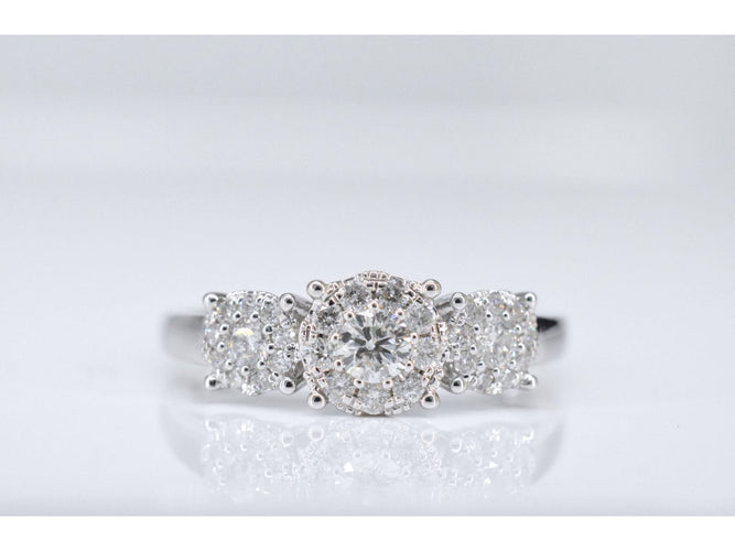 Bague 54 Bague trinité en or blanc avec diamants 58 Facettes 2002