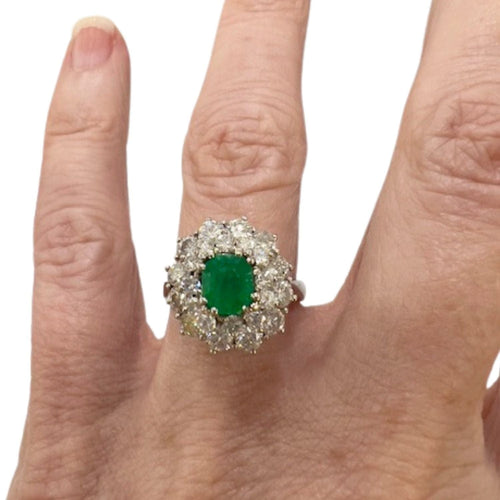 Bague 50 Bague design rétro en or blanc avec diamants et émeraudes 58 Facettes Q264B