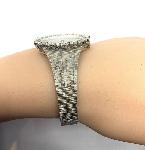 Montre Montre de dame en or blanc 18 carats en diamants ronds et baguettes. Signée PAILLARD PARIS 58 Facettes AB208