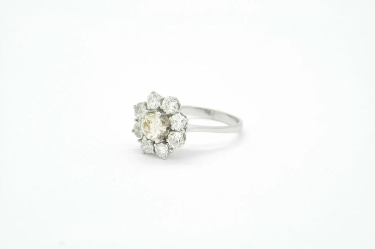 Bague Bague en or blanc avec un diamant central de 0,70 ct et des diamants d'accompagnement 58 Facettes 8056