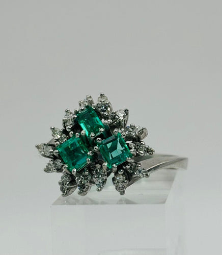 Bague 53 Bague en or blanc avec émeraudes et diamants. 58 Facettes 50233