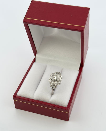 Bague 53 Bague style art déco en or blanc 18 carats et diamants 58 Facettes