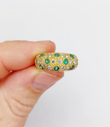 Bague 50 Bague dôme bombée pavée en or 18k et diamants, émeraudes 58 Facettes A06602
