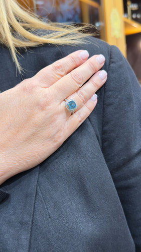 Bague 53 Bague en or blanc topaze bleue et diamants 58 Facettes