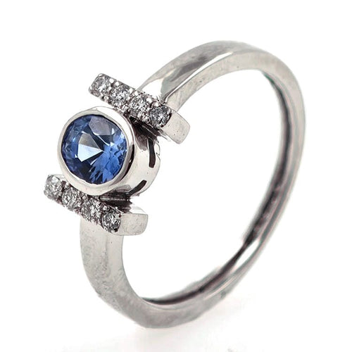 Bague Bague en or avec saphir bleu de Ceylan sans chaleur et diamants 58 Facettes AO-0005