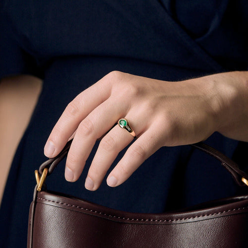 Ring i gult guld, smaragd och syntetiska kalibrerade safirer 
