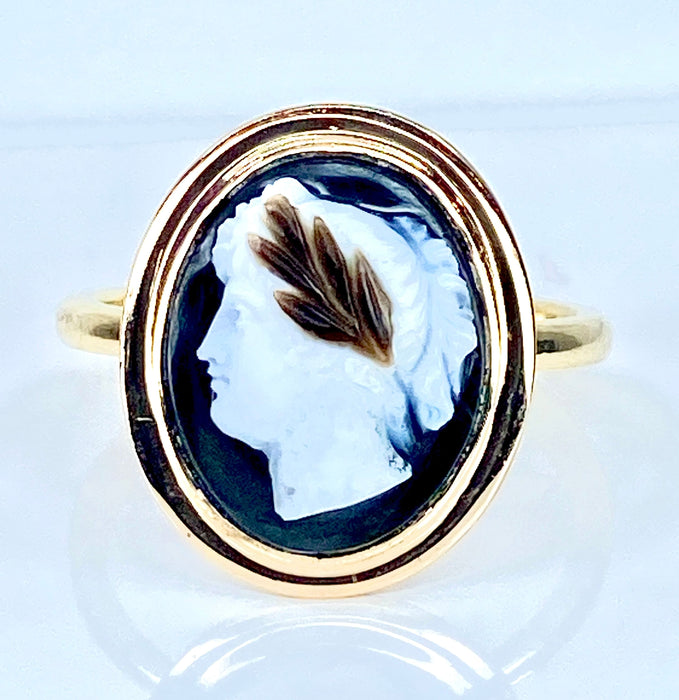 Bague 54 Bague or jaune ornée d’un camée en onyx, vers 1880 58 Facettes AB446