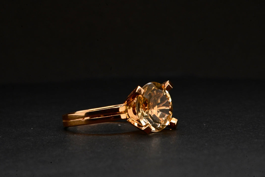 Ring verziert mit einem Citrin im Brillantschliff in Gold