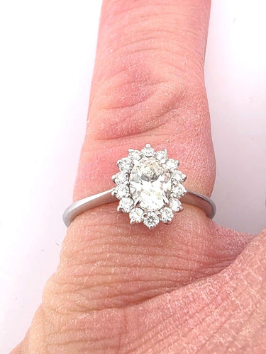 Bague 54 Bague en or blanc avec un diamant ovale au centre et des diamants brillants tout autour. 58 Facettes