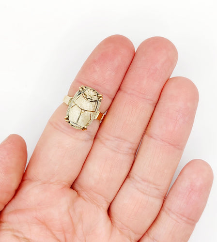 Bague 53.5 Bague cocktail vintage or jaune et scarabée égyptien en pierre dure 58 Facettes A05339