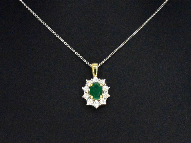 Pendentif Pendentif en or avec une émeraude ovale verte et des diamants naturels 58 Facettes 2369