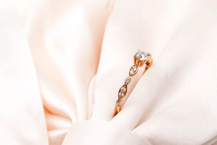 Bague Bague solitaire en or rose épaulée de diamants 0,10 ct 58 Facettes 240315