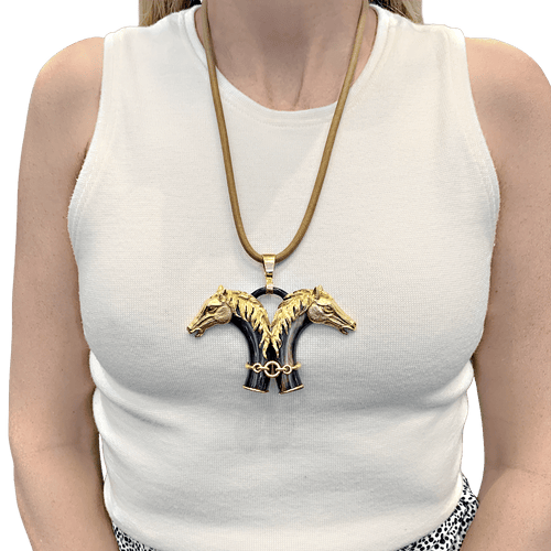Pendentif Pendentif FRED double tête de cheval en or jaune et corne. 58 Facettes 34724