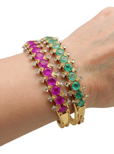 Bracelet Bracelets jonc rubis, émeraudes et diamants en or 18kt 58 Facettes