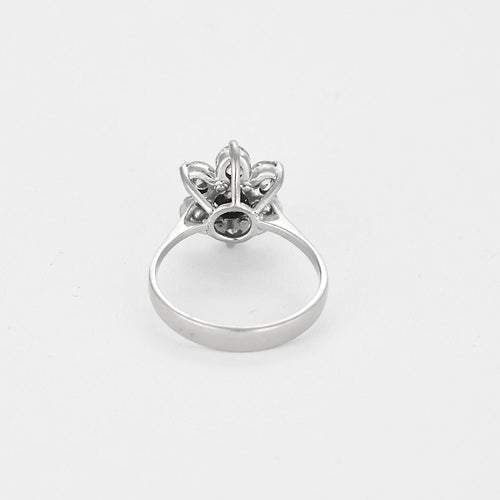 Bague 53,5 Bague fleur en or blanc et diamants 58 Facettes B250513