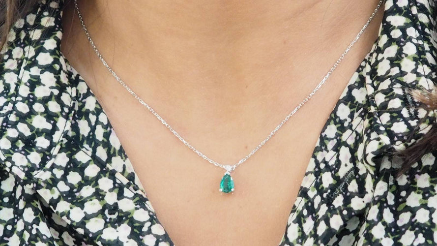 Collier 42cm Collier pendentif en or blanc, émeraude et diamant 58 Facettes 32627