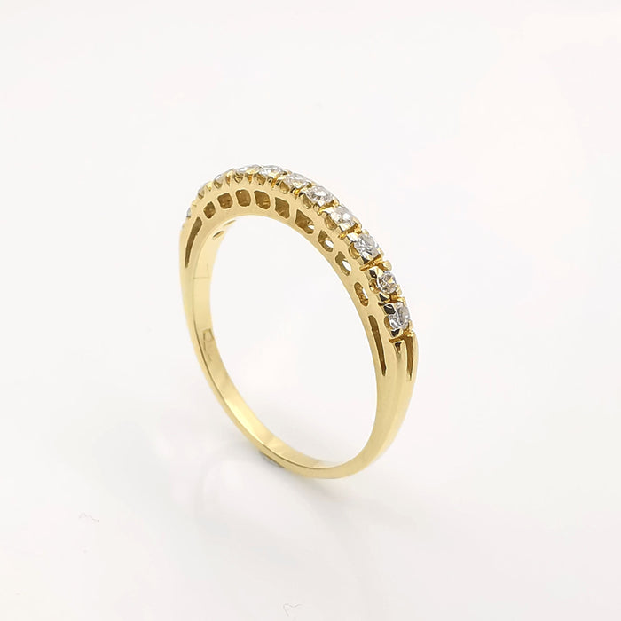 Anillo de oro amarillo y diamantes.