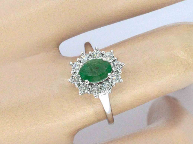 Bague 54 Bague entourage en or blanc avec émeraude et diamants 58 Facettes 2347