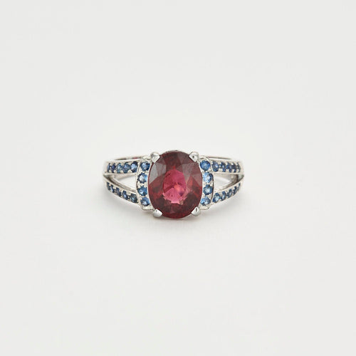 Bague Bague en or blanc ornée d'un Grenat Rhodolite et de saphirs 58 Facettes