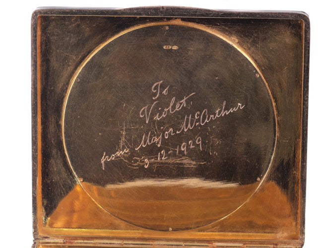 Dekordrama: cigarettetuiet från 1928 som viskar MacArthurs hemligheter 