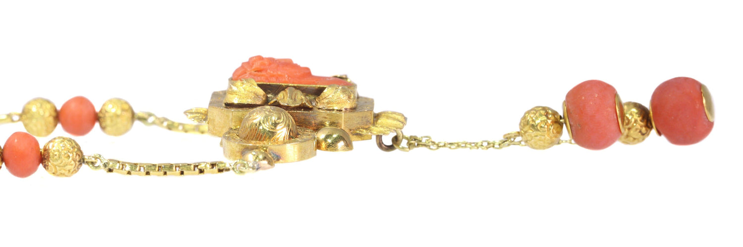 Montre Élégance antique : un chef-d'œuvre de camée en corail français 58 Facettes 20274-0182