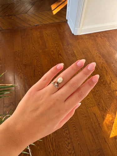 Anillo de oro, perla y diamantes.