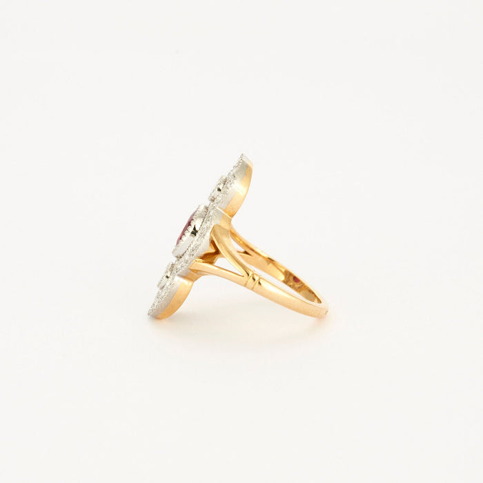 Ring im Art-Deco-Stil aus Gelbgold, Platin, Diamanten und Rubin in der Mitte
